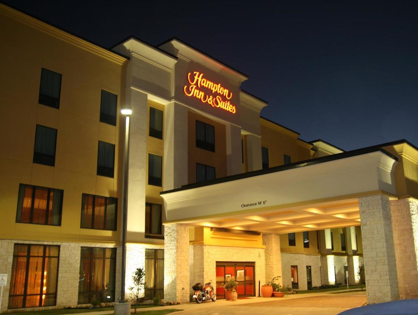Hampton Inn & Suites Bastrop Exterior photo