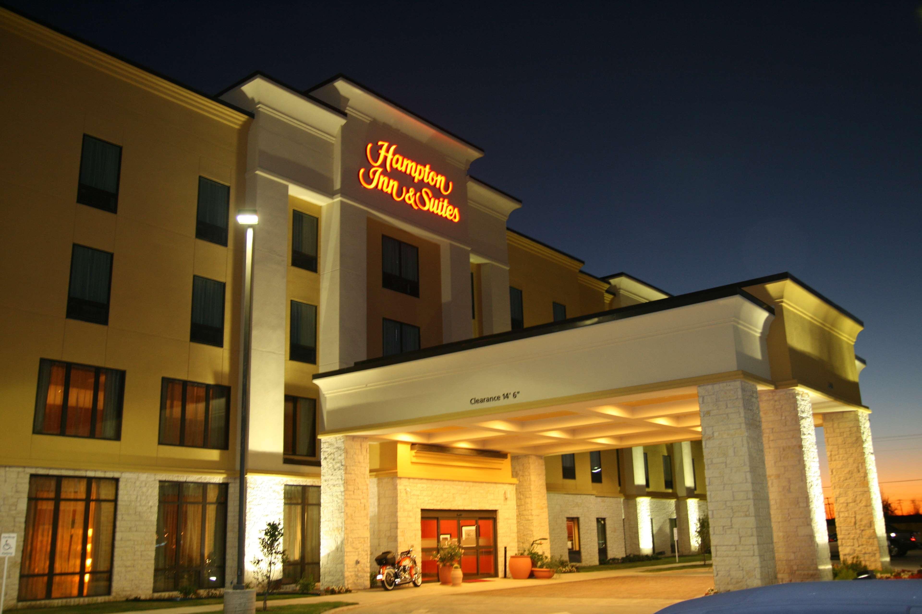 Hampton Inn & Suites Bastrop Exterior photo