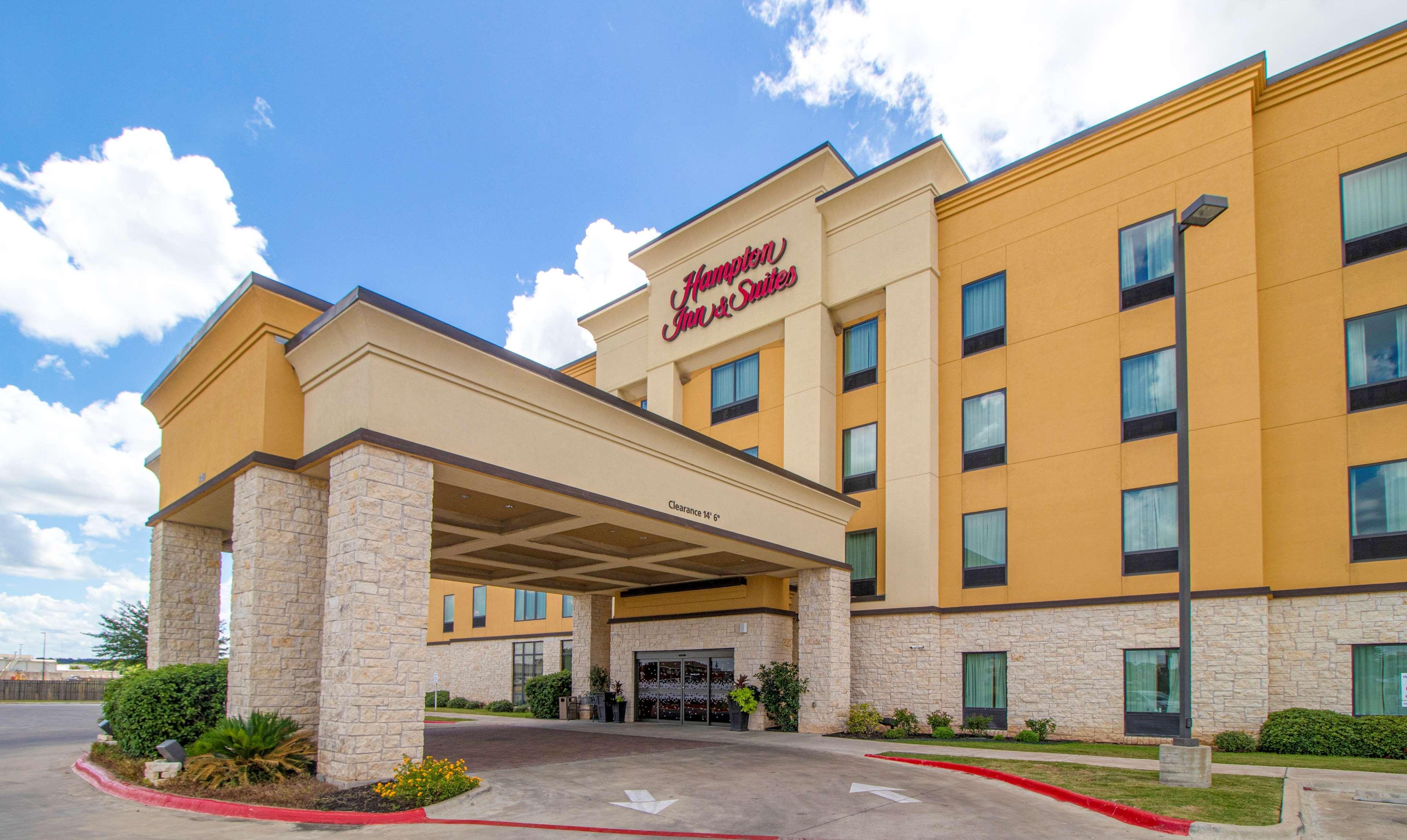 Hampton Inn & Suites Bastrop Exterior photo